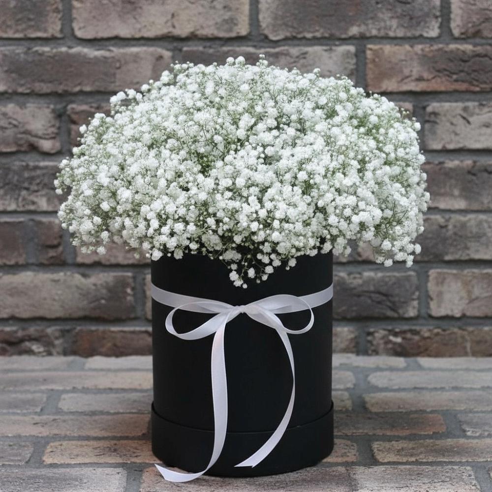 Цветочная композиция из Гипсофила в шляпной коробке в Таганроге