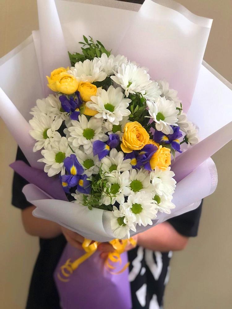 Букет цветов из: Ирисы, Хризантемы и Розы в Таганроге