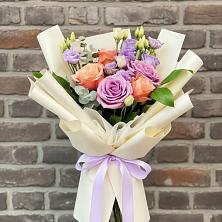 Букет цветов из:  Лизиантусы и Розы в Таганроге