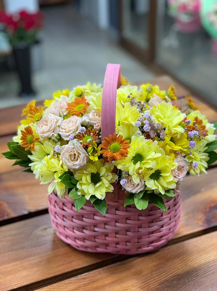 Цветочная композиция из Хризантемы и Розы в корзине в Таганроге