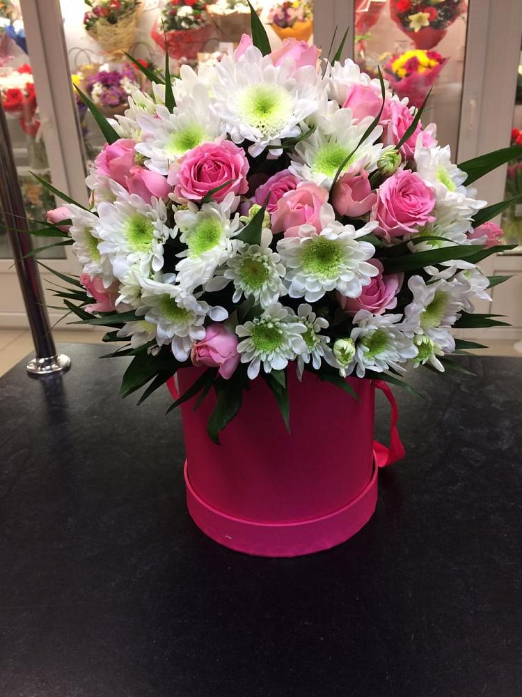 Цветочная композиция из Розы и Хризантемы в шляпной коробке в Таганроге