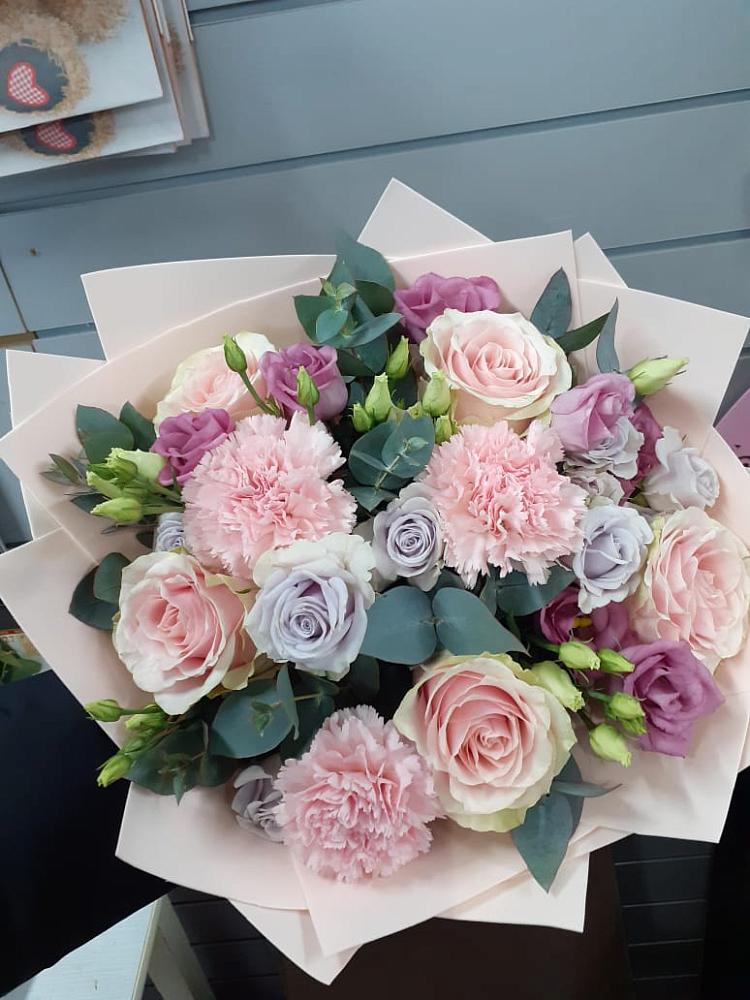 Букет цветов из: Розы, Гвоздики и Лизиантусы в Таганроге