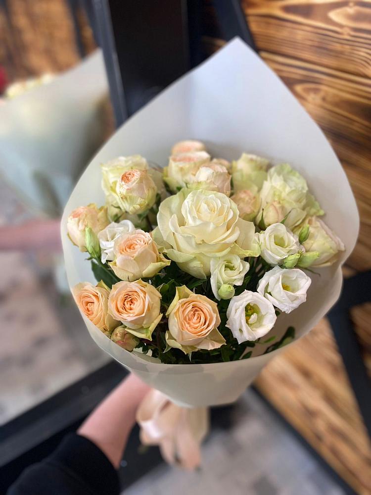 Букет цветов из: Розы и Лизиантусы в Таганроге